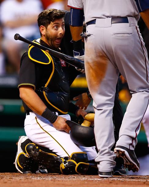 Curiosa espressione di Francisco Cervelli dei Pittsburgh Pirates, dopo essere stato colpito dalla palla (Afp)